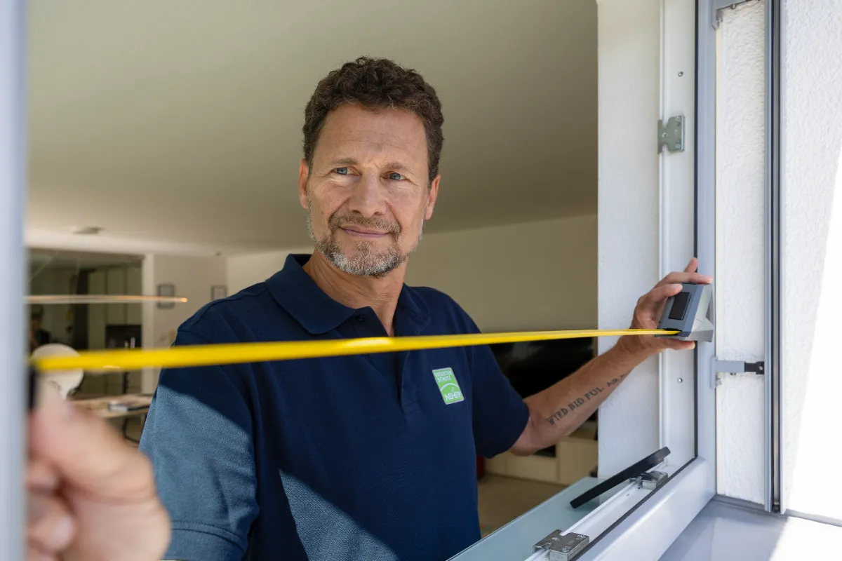 Aufmaß an einem Fenster für maßgefertigten Insektenschutz